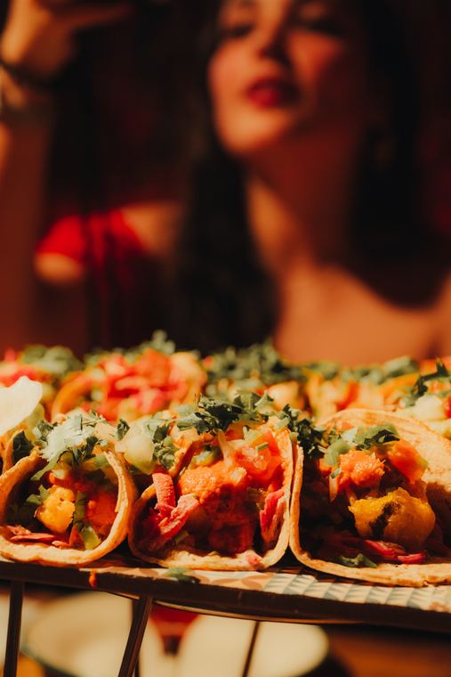 Tacos de Primo servidos en fila
