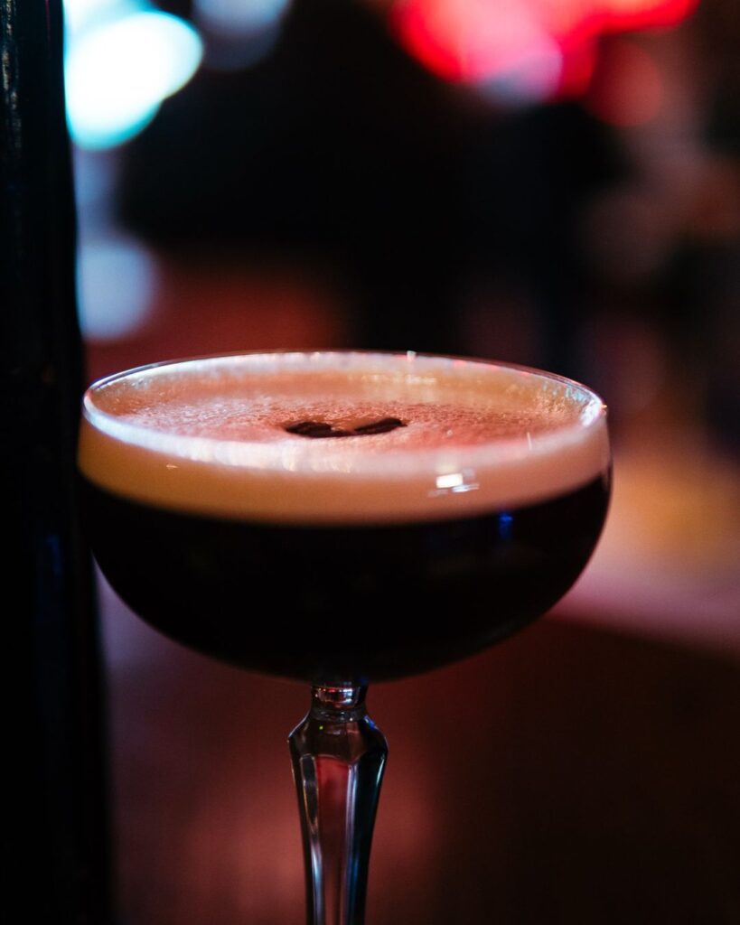 Espresso martini con granos de café en la barra de Primo, junto a la Puerta del Sol